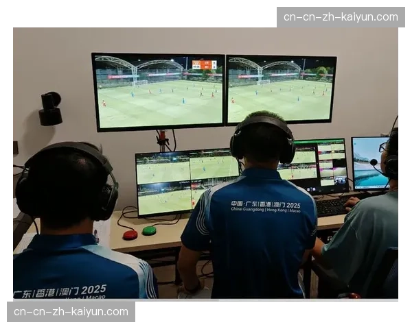 特写：关键时刻，视频助理裁判中心内裁判员复核越位画面的工作流程