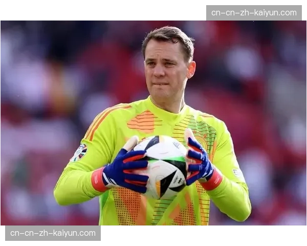 特写：诺伊尔伤愈复出后的首次零封，赛后与队友击掌庆祝